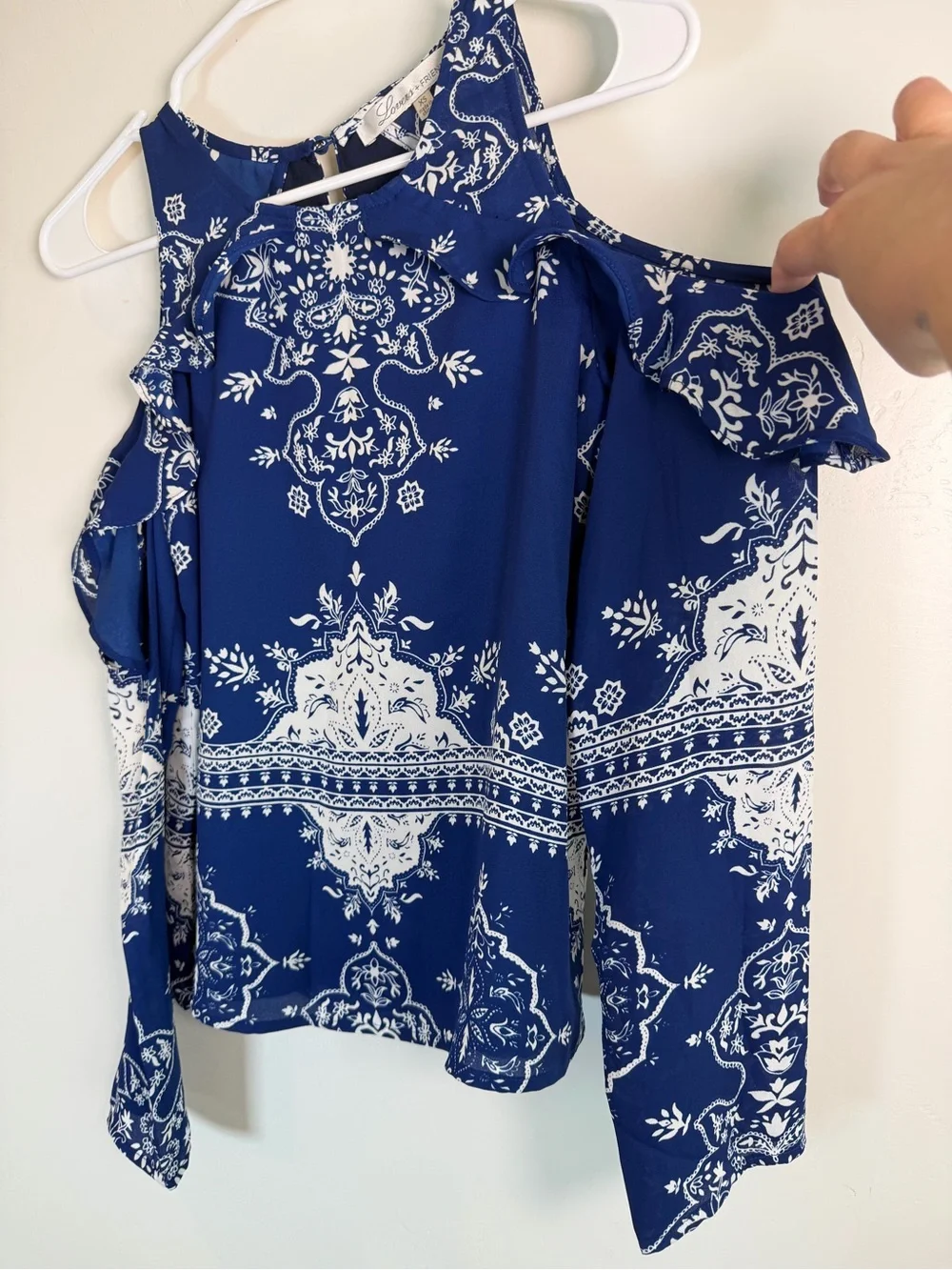 Lovers + Friends Blue Paisley Cold Shoulder Ruffle Vacation Blouse XS - Picture 2 of 11